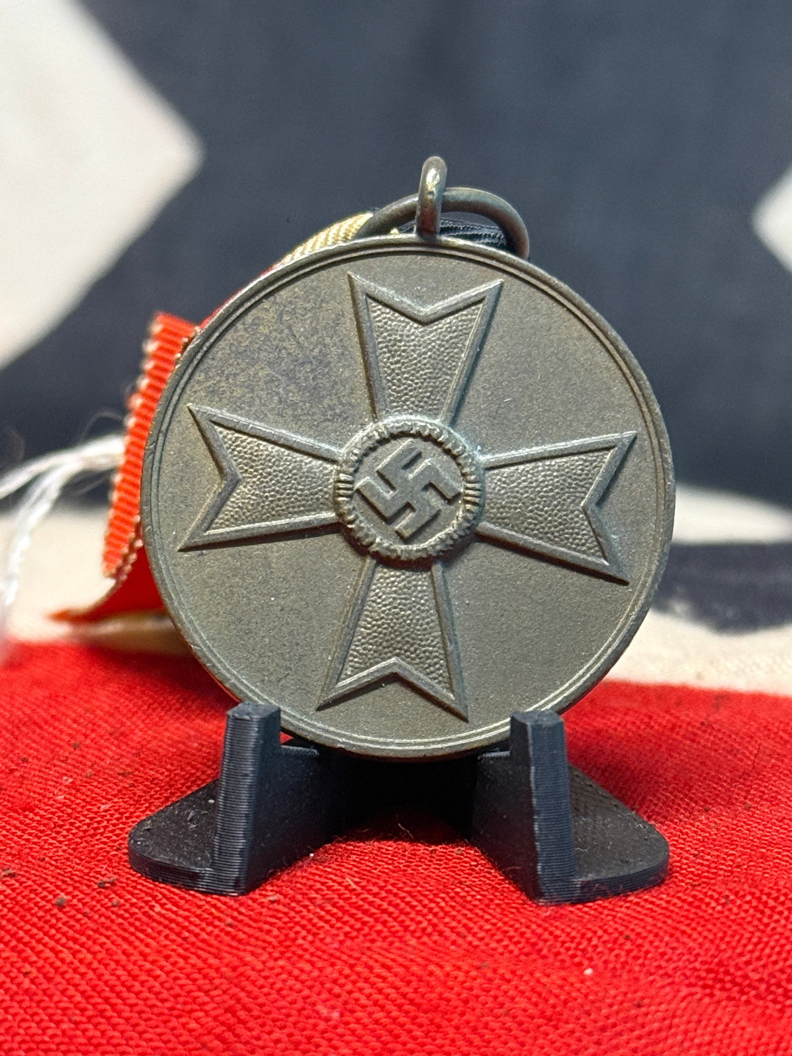 WWII German Civil Defense Honor Medal – “Für Verdienste im Luftschutz?? 1939: A circular German civil air-defense service medal featuring a broad four-armed cross centered by a swastika within a small circular wreath. The reverse bears the Gothic inscription “Für Verdienste 