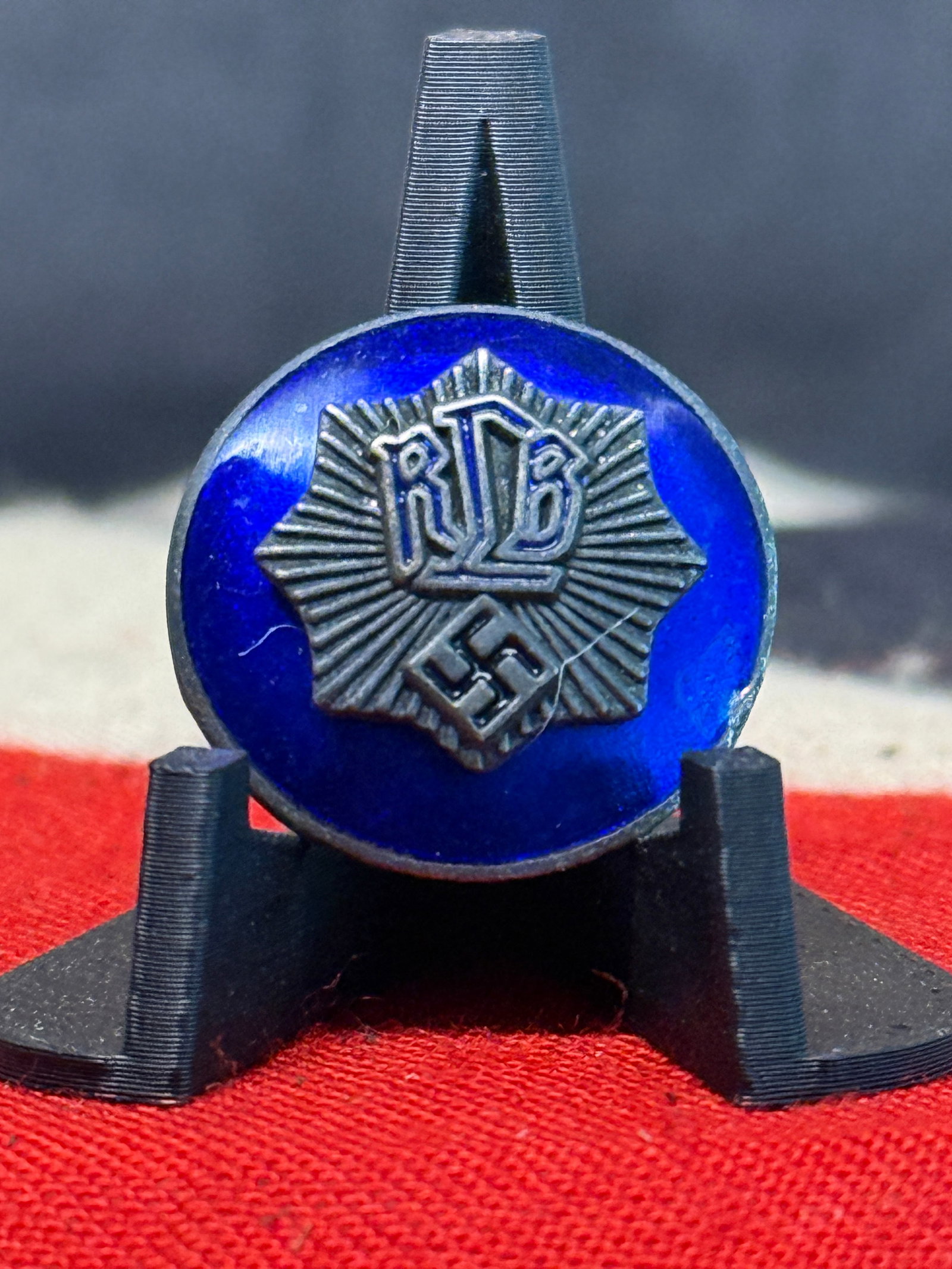 WW2 German Third Reich German Reichsluftschutzbund (RLB) Blue Enamel Membership Badge – Enders: A finely detailed German Reichsluftschutzbund membership badge featuring a vivid cobalt-blue enamel circular field centered by the distinctive silver-colored “RLB” monogram over a radiating st