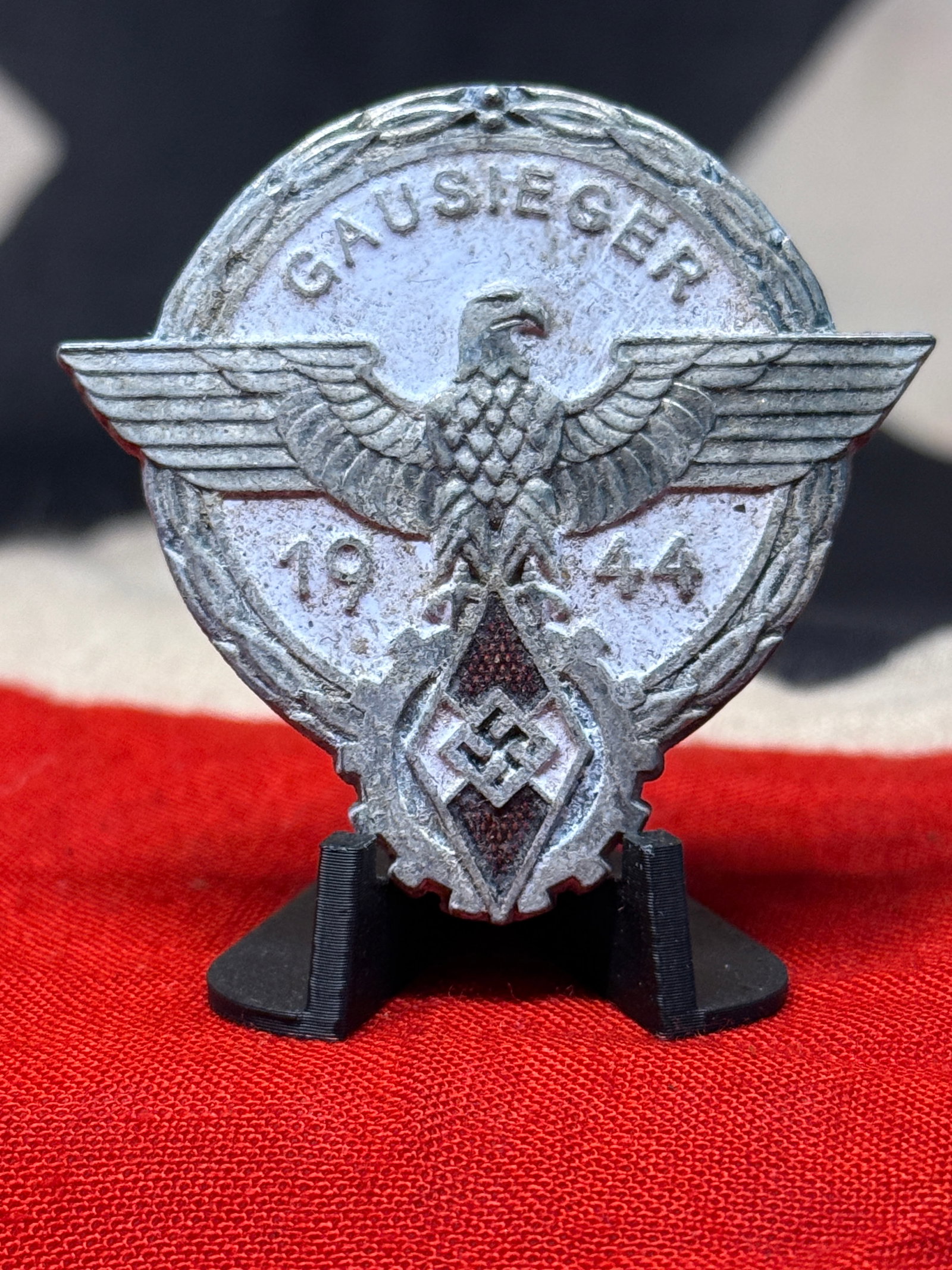 WWII German Hitler Youth & DAF 1944 Gausieger Reich Vocational Competition Winner’s Badge: Large 1944 Gausieger award badge from the Reichsberufswettkampf, the Reich Vocational Competition administered through the Hitler Youth and German Labour Front. The circular composition incorporates a