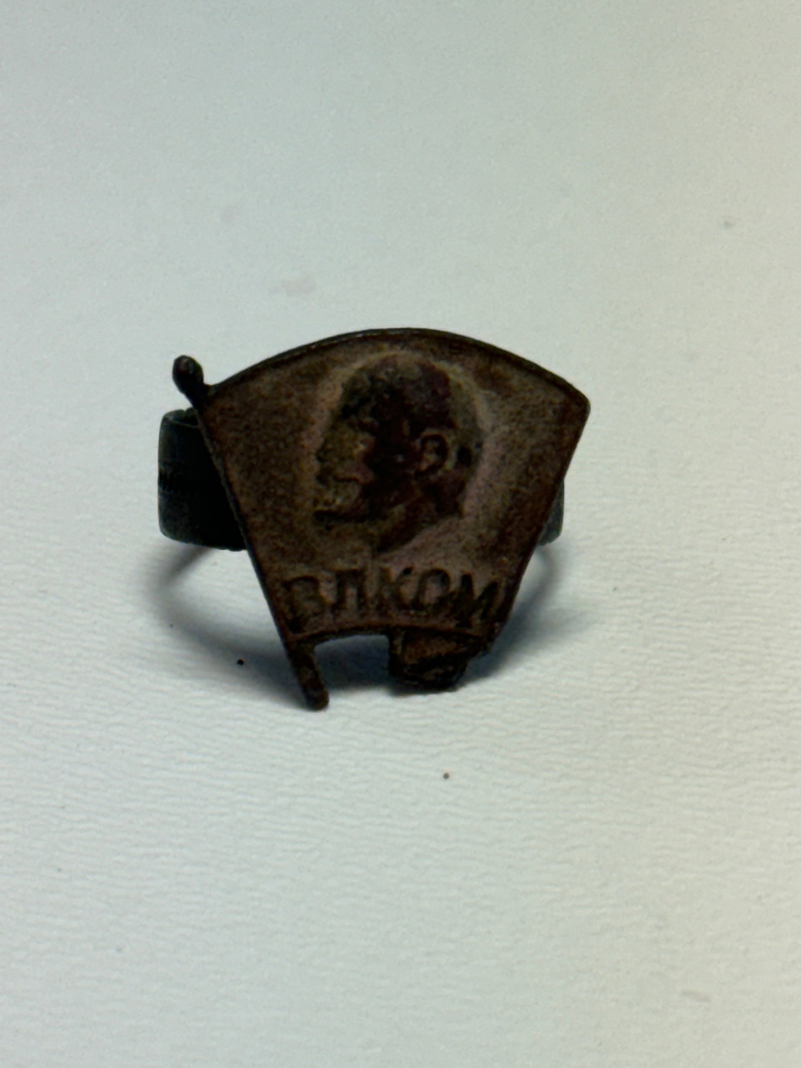 WWII German Adolf Hitler “Willkommen?? Souvenir Finger Ring: WWII-era German souvenir or commemorative finger ring featuring a shield-shaped face with a raised left-facing portrait of Adolf Hitler above the word “WILLKOMMEN,” German for “welcome.&rdqu