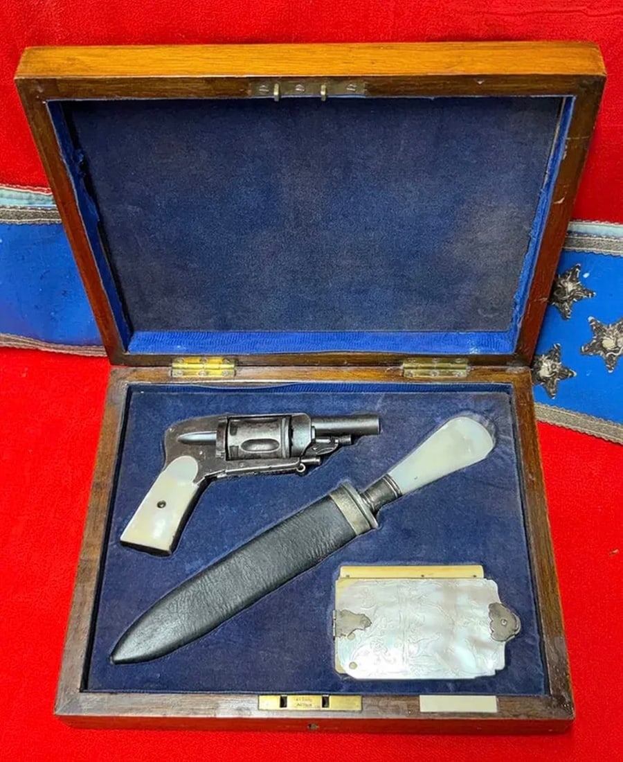 1800s Victorian Gentleman’s Cased Revolver, Sheffield Bowie Knife & Mother-of-Pearl Personal Set (1 of 11)