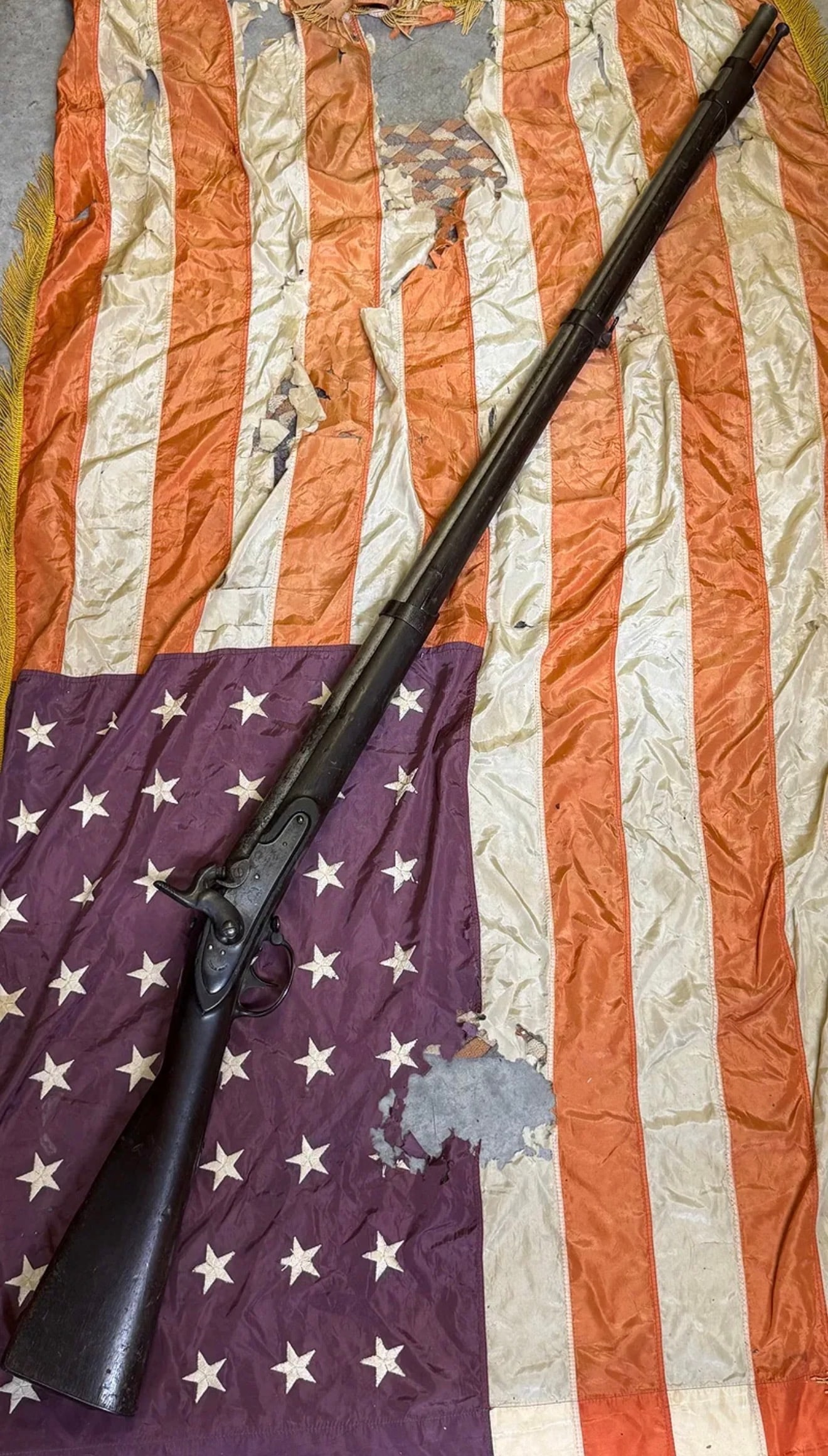 1831 U.S. Johnson Contract Flintlock Musket – Civil War Era Long Arm: Impressive early 19th-century U.S. military flintlock musket displaying a full-length dark wood stock, long round barrel, iron furniture, sling swivels, military-pattern lock and distinctive iron trig