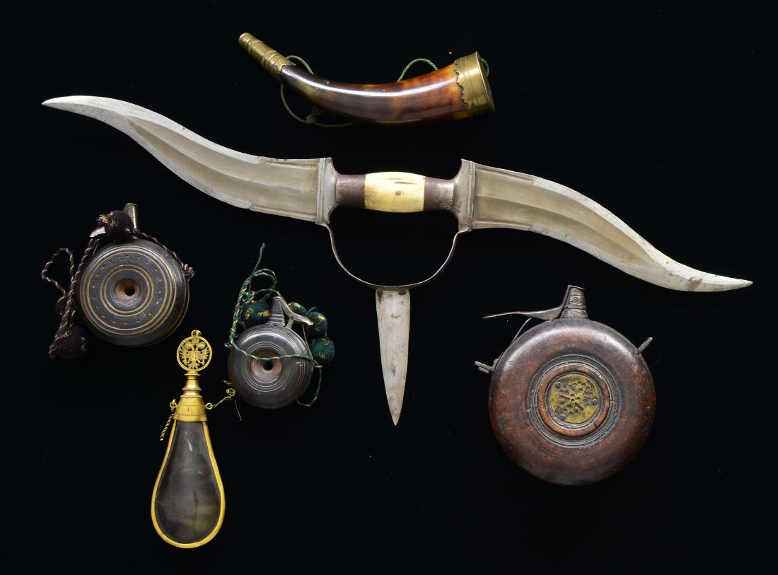 INDIAN HALADIE, 4 POWDER FLASKS & 1 POWDER HORN.: 1) INDIAN HALADIE. Overall length: 22 3/4". Blade length: 9" on each end. A 19th century haladie of classic 3 blade form featuring two 9" curved blades w/ a central shared hilt featuring a 2 piece bon