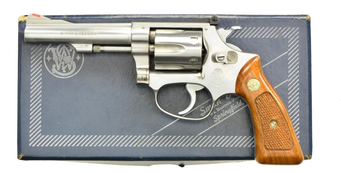 SMITH & WESSON STAINLESS MODEL 63 REVOLVER.: Cal. 22 LR. S# M122136. Bbl. 4" pinned (recessed cyl.) w/ red ramp front sight & Micrometer rear. Mfg. 1978-1979 w/ square butt & checkered matching numbered walnut Magna grips. Standard flash chromed