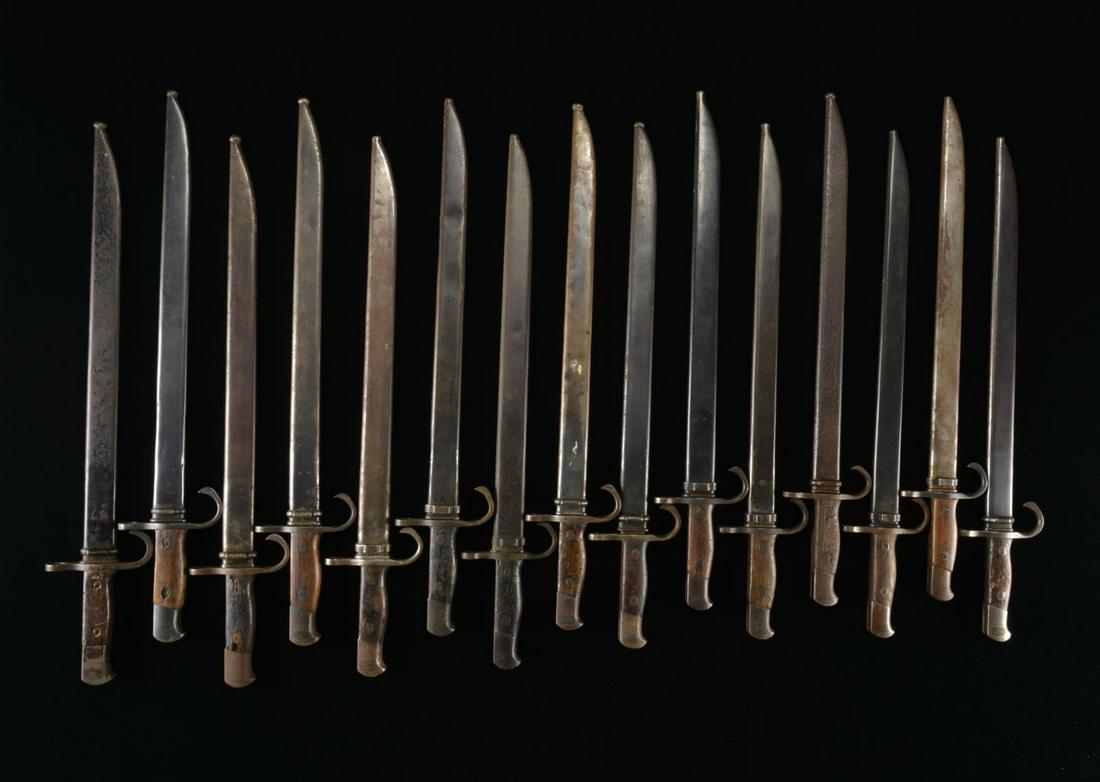 15 WWII JAPANESE ARISAKA BAYONETS.: These Type 30 Japanese bayonets average 21" in length & are all 1st patterns. They were all produced by the Kokura Arsenal. All bayonets have their scabbards. CONDITION: bayonets generally show light 