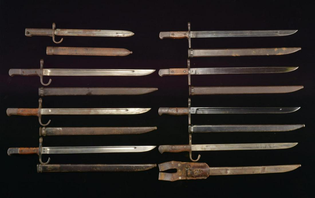 22 WWII JAPANESE ARISAKA BAYONETS.: This group of Japanese bayonets consists of 5 Type 30 1st pattern bayonets & scabbards made by an unknown company under Kokura supervision. / 3 Type 30 1st pattern bayonets & scabbard made by the Nago