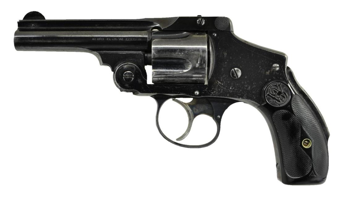 S&W 38 SAFETY HAMMERLESS "LEMON SQUEEZER": REVOLVER. Cal. 38 S&W. S# 167064. Bbl. 3 1/4" w/ pinned blade front sight plus notch on latch at rear. Mfg. as Fourth Model from 1898-1907 w/ blued finish & newly designed T shaped bbl. latch. Often r