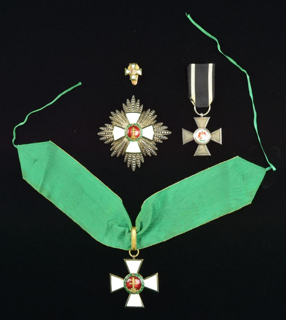 2 WWI & POST WWI ERA EUROPEAN MILITARY ORDERS.: 1) HUNGARIAN ORDER OF MERIT 3 PIECE SET. A stunning Grand Commander set for the Hungarian Order of Merit. The set includes a neck badge in silver gilt with red, white and green enamels. Medal measures