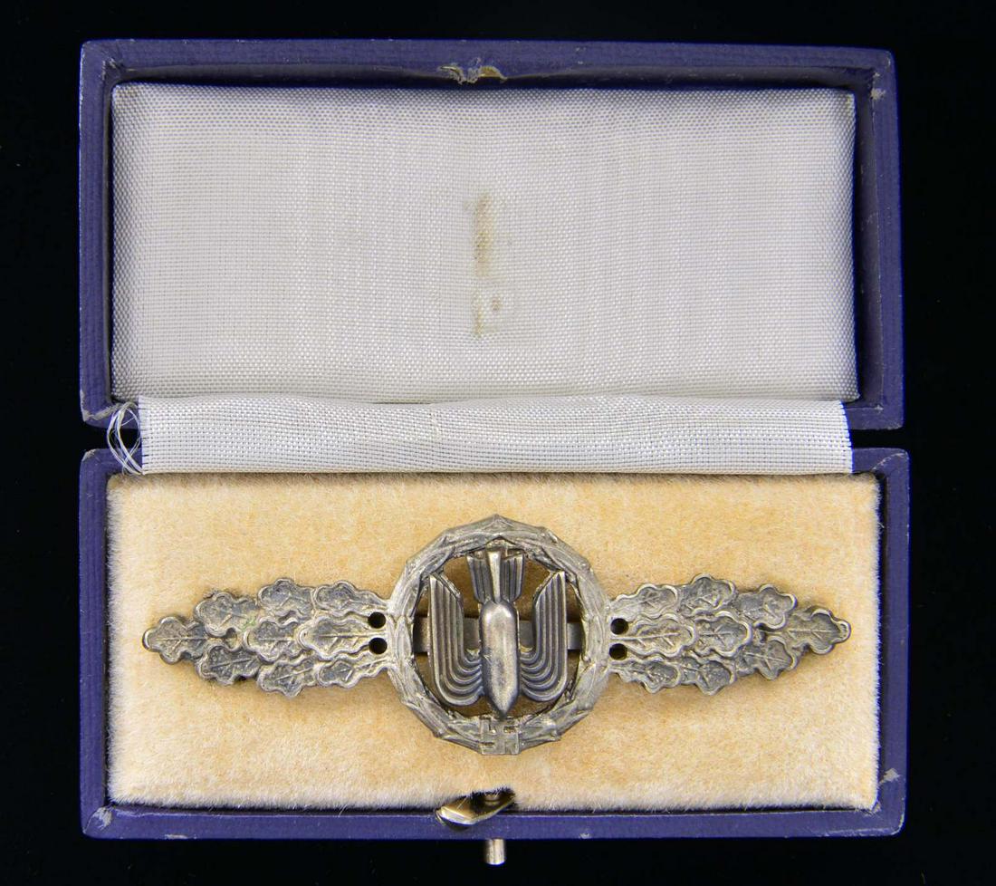 WWII GERMAN SQUADRON CLASP FOR BOMBER PILOTS IN: SILVER. A very fine example of a WWII German silver & silvered tombak clasp for a bomber pilot. Clasp features a winged bomb surrounded by a wreath & Party symbol flanked by sprays of oak leaves. The 