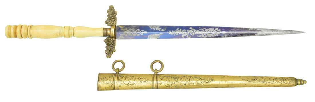 EARLY FEDERAL PERIOD LARGE AMERICAN OR BRITISH: NAVAL DIRK. Overall length: 15 3/16". Blade length: 9". Blade has a raised medial ridge with foliate decoration over 4/5 of its length. Gilded brass, cruciform style guard is formed by well articulate