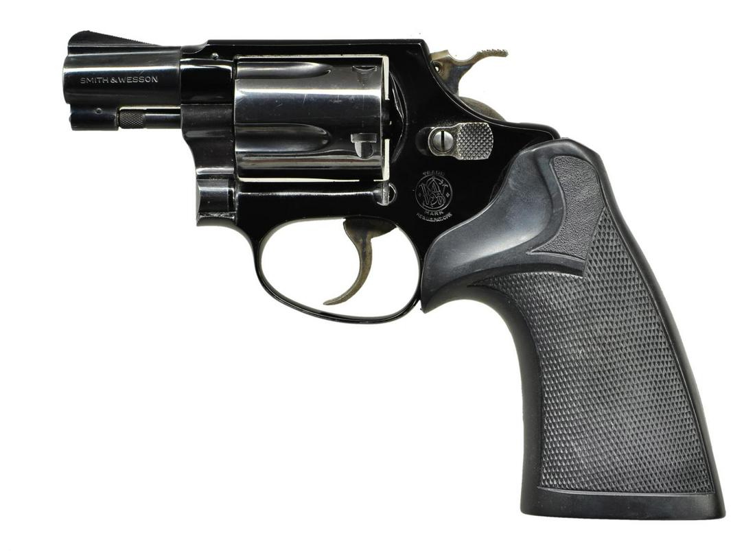 SMITH & WESSON MODEL 37 AIRWEIGHT DA REVOLVER.: Cal. 38 Special. S# J144521. Bbl. 1 7/8". J Frame similar to Model 36 but with alloy frame and barrel marked “AIRWEIGHT”. Blued finish with case colored checkered spur hammer and serrated trigger.
