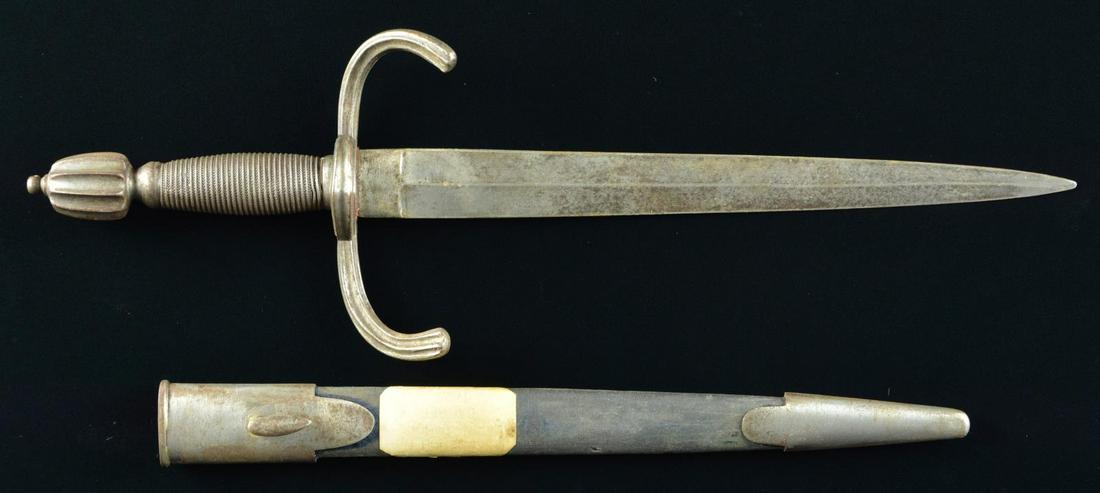 EARLY PARRYING DAGGER REFERRED TO AS A MAIN: GAUCHE. Overall length: 17". Blade length: 10 3/4". The parrying dagger was an important ancillary arm utilized in European Renaissance swordplay. It was most often held in the left hand giving rise t