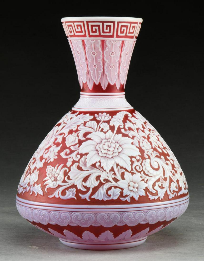 EXTRAORDINARY AND BEAUTIFUL ANTIQUE THOMAS WEBB: AND SONS / GEORGE WOODALL CAMEO VASE IN THE CHINESE STYLE. Late 19th century, England. George Woodall worked with the Thomas Webb firm near the end of the 19th century and produced some of the finest