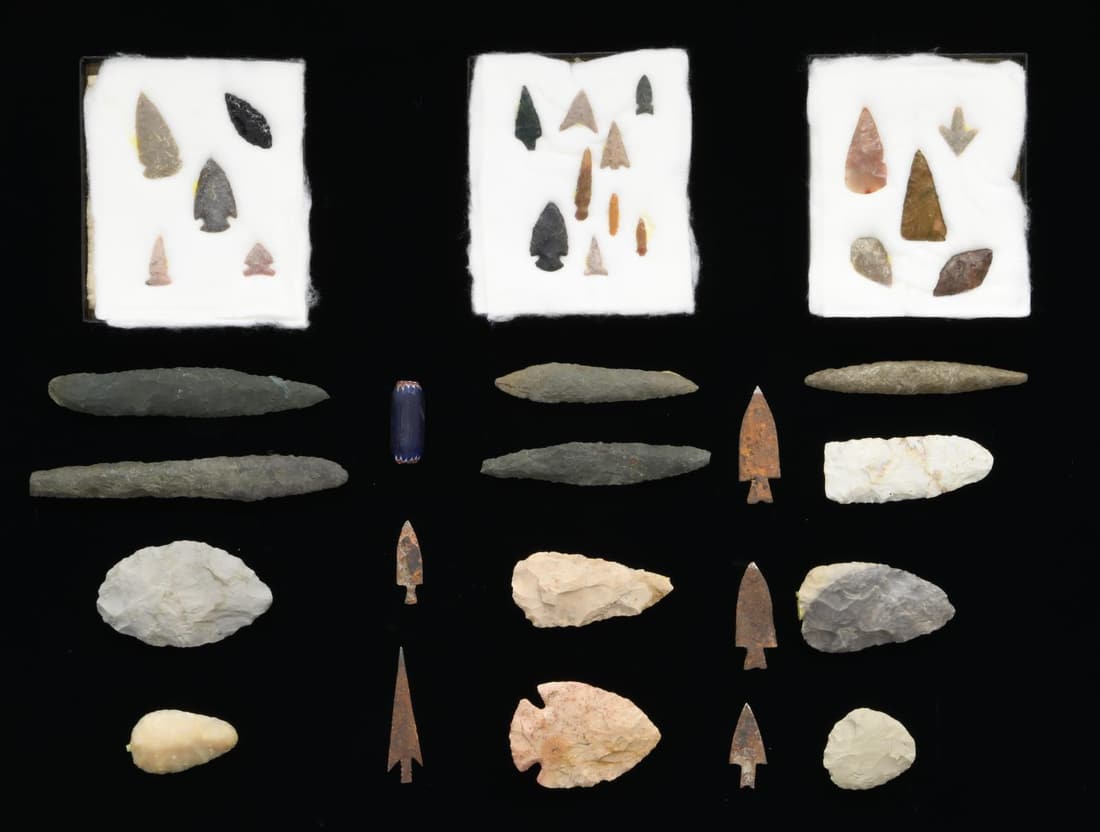 LARGE GROUP OF NATIVE AMERICAN ARROW HEADS.: 3 small flats of intricately chipped points and about 20 more loose points ranging up to almost 7" in length. CONDITION: very good overall. PROVENANCE: From the Lifelong Collection of Glen E. Mattox.