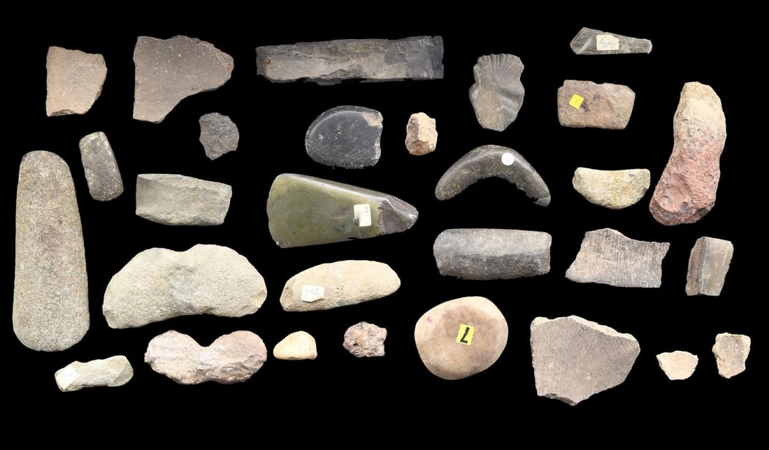 LARGE LOT OF ARCHAIC NATIVE AMERICAN WORKED STONE: TOOLS. This lot contains over 20 worked stones and several decorated pottery chards. UNATTACHED ACCESSORIES: auction gallery tag. CONDITION: good overall. PROVENANCE: Tepper Galleries; Martin Lane His