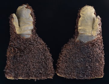 PAIR OF VINTAGE BUFFALO WINTER GAUNTLETS.