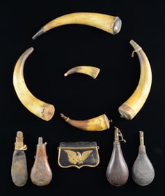 GROUPING OF POWDER HORNS & FLASKS.