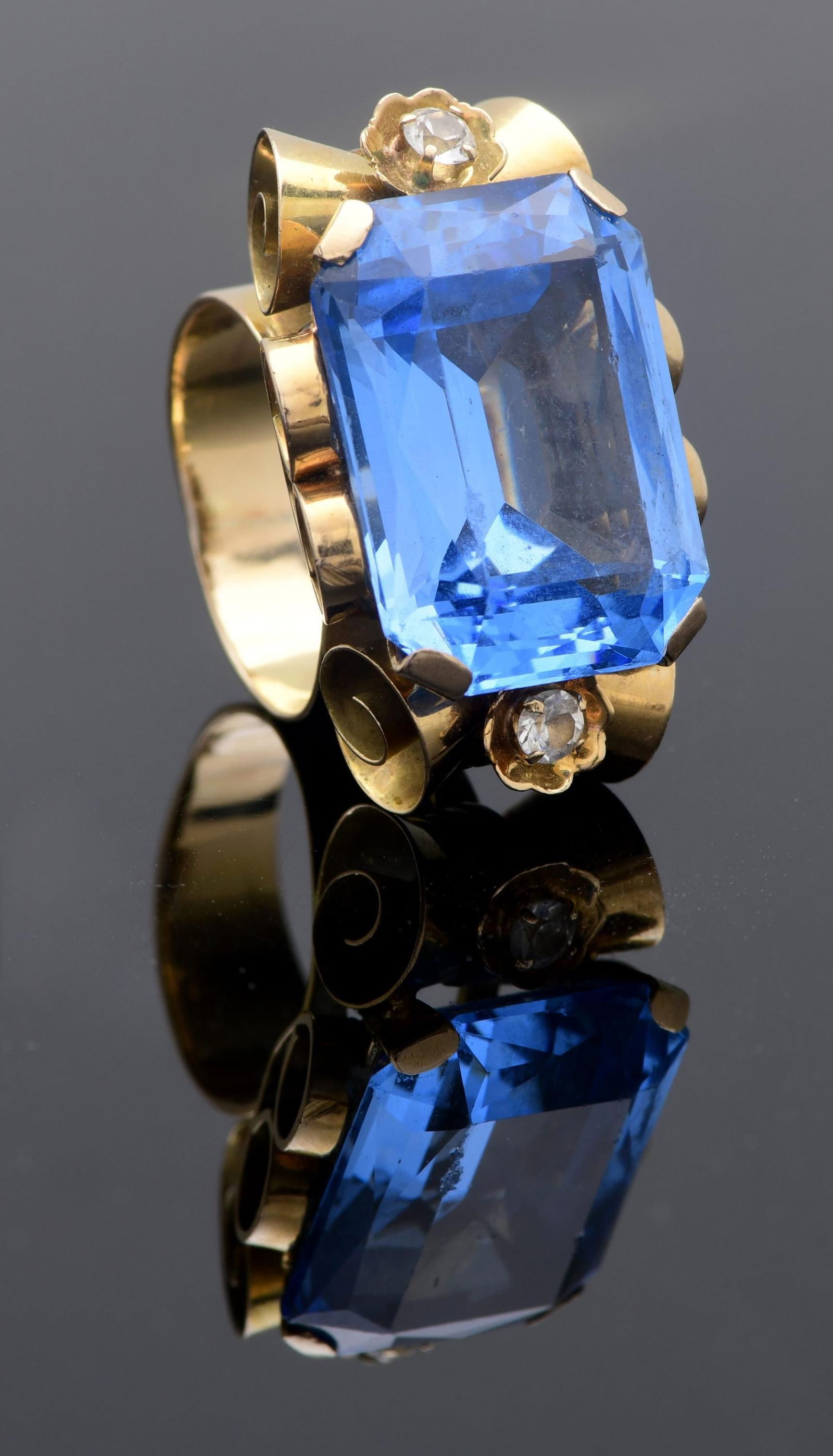 LARGE GOLD SYNTHENTIC BLUE SPINEL & DIAMOND RING. (1 of 3)