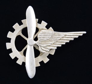 POST WWI ERA FRENCH AIR FORCE MECHANICS BADGE.