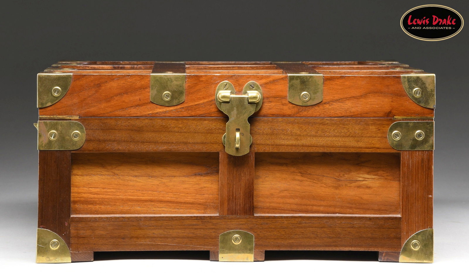 CUSTOM ROOSEVELT & DRAKE RETAILED ROSEWOOD: CARTRIDGE MAGAZINE CASE. Consignor states extremely limited production of 3 manufactured. Case measures approx. 18" x 13" x 9" with brass reinforcements. Case has 5 compartments for cartridges with br