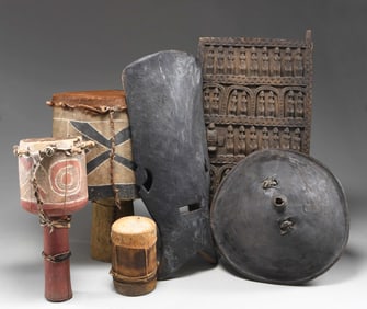 6 AFRICAN DRUMS AND ARTISTIC OBJECTS.