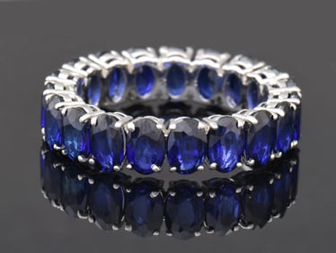 LOVELY 14K WHITE GOLD SAPPHIRE RING.