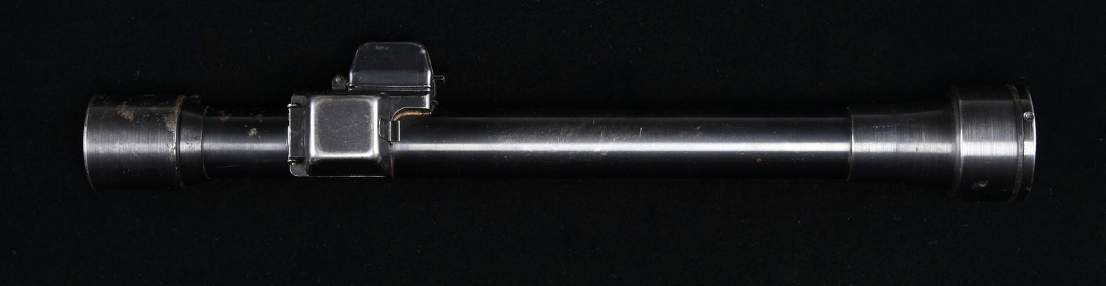 DESIREABLE U.S. M1D GARAND M84 SCOPE.: U.S. M84 scope mfg. for use with M1D Garand rifle. The data plate is marked "TELESCOPE/ M84/ SERIAL NO. 18794". Blued steel construction, with standard hinged adj. knob covers. CONDITION: metal compon