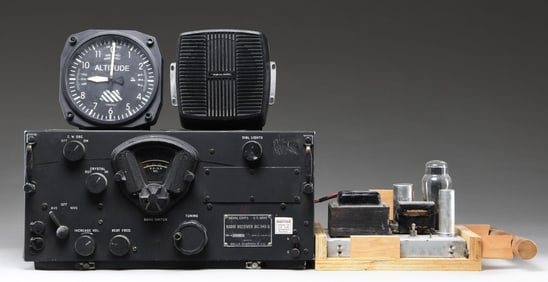 US SIGNAL CORP RADIO RECEIVER.