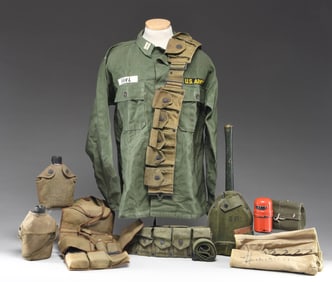 INTERESTING GROUPING OF 20TH CENTURY MILITARIA.