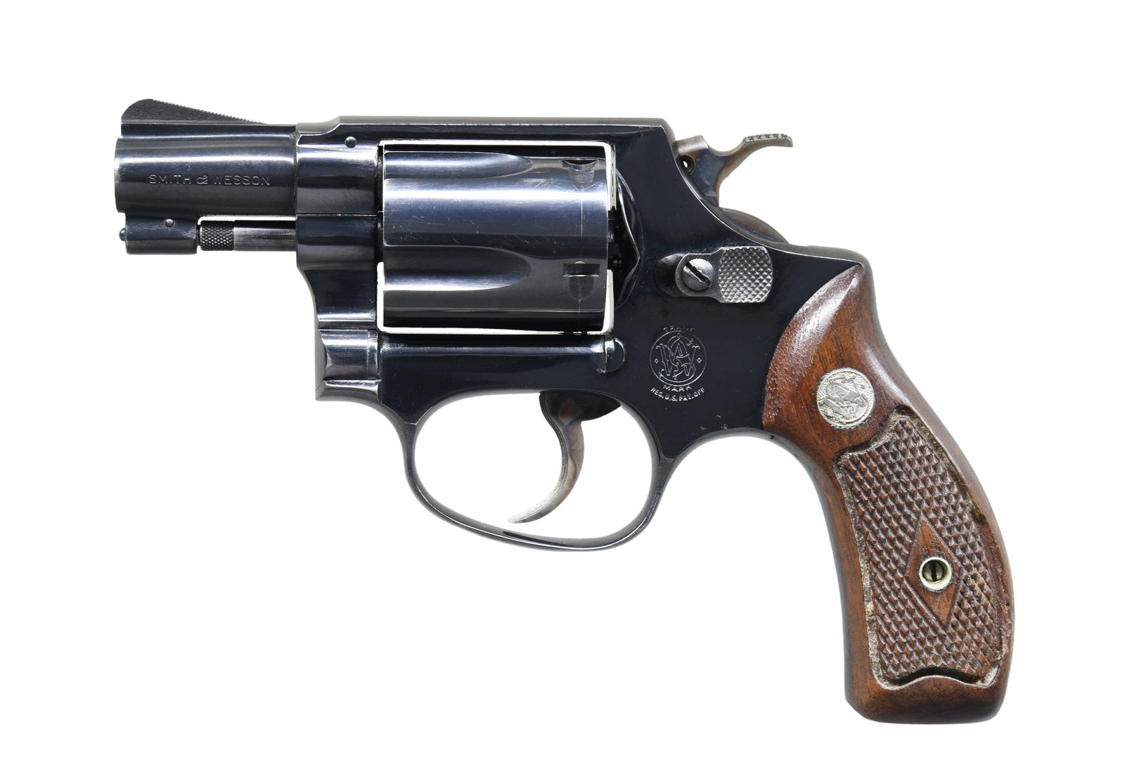 SMITH & WESSON MODEL 36 DA REVOLVER.: Cal. 38 Spcl. S# 418657. Bbl. 2". Ramped serrated blade front sight. Fixed rear sight. 5-shot cyl. 1960's made no-dash 36 revolver. Blued finish with case colored hammer & trigger. Checkered walnut di