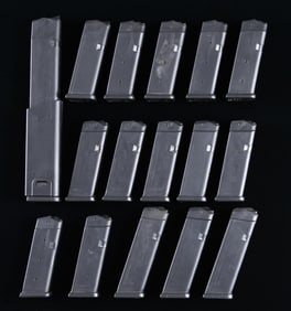 LOT OF 16 ASSORTED GLOCK MAGAZINES.