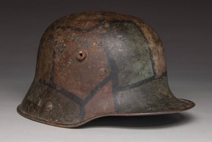 WWI GERMAN M17 STEEL HELMET W/ FIELD APPLIED CAMO.
