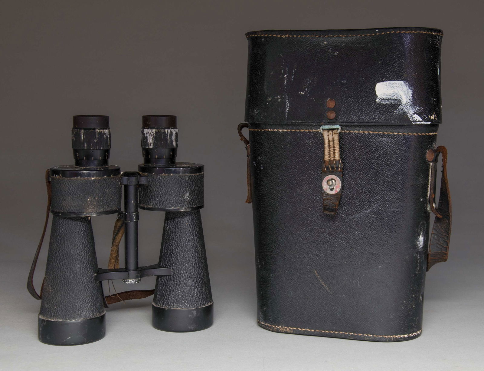 E. LEITZ 7x50 WWII GERMAN KRIEGSMARINE FIELD: GLASSES WITH LEATHER CARRYING CASE. Glasses are marked with the Kreigsmarine Eagle/M proof and N sea marking. Leather glasses strap. Accompanied with a Leitz marked case dated 1940 and also carrying a