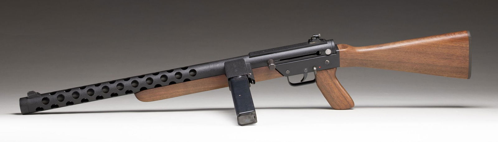 UNIQUE D MAX MODEL 450C SEMI AUTO RIFLE.: Cal. 45 ACP. S# 00583. Bbl. 16". An interesting closed bolt semi automatic carbine mfg. in Auburn, WA USA. A tubular receiver design w/ a full length ventilated bbl. shroud in a finish that heavily re
