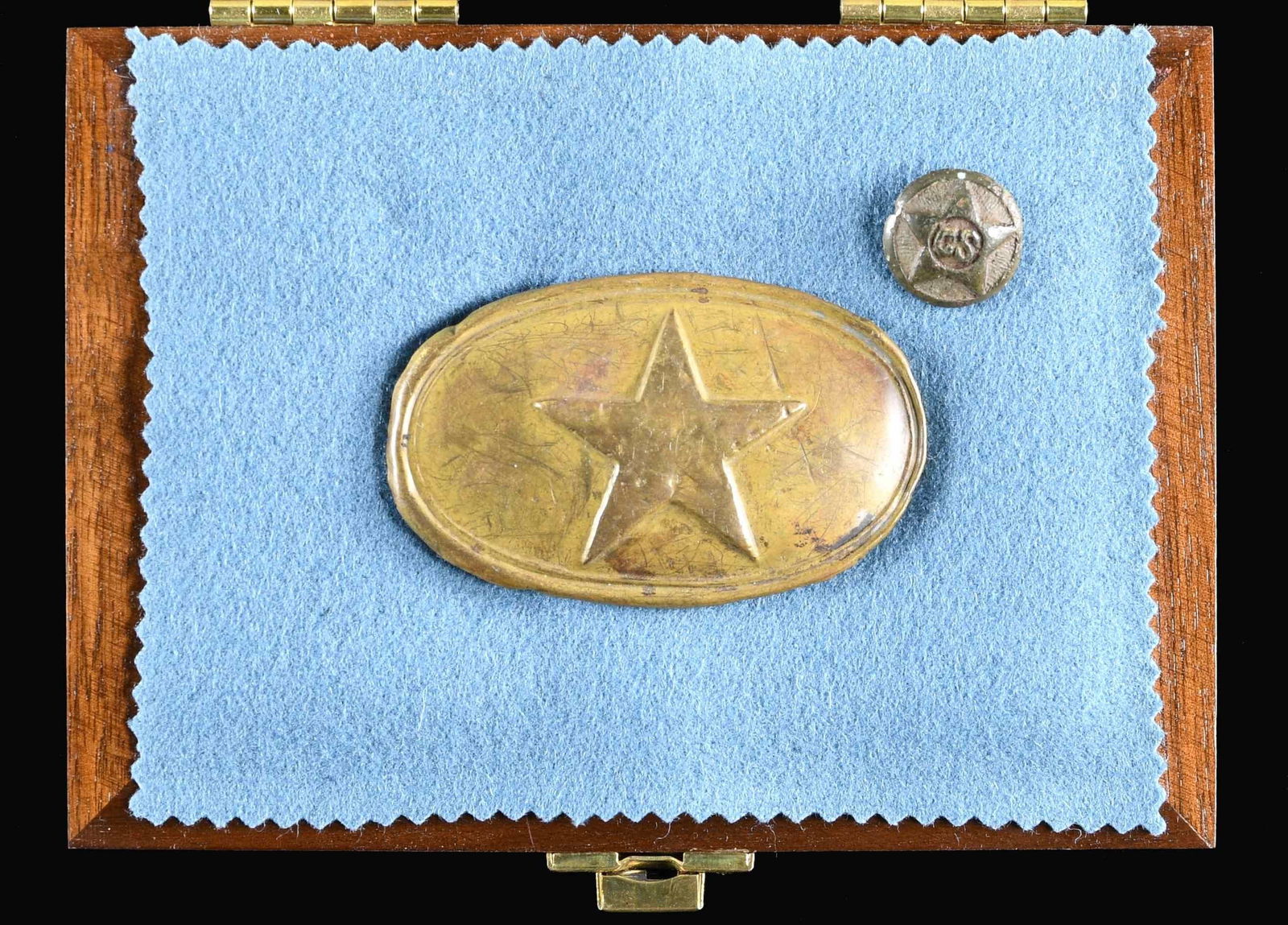 TEXAS BUCKLE & BUTTON AS DISPLAYED IN TEXAS CIVIL: WAR MUSEUM. Small display case with well worn oval star buckle with arrow hooks. The tag with buckle reads; "Several similar plates have been excavated from Civil War sites, but, the vast majority wer