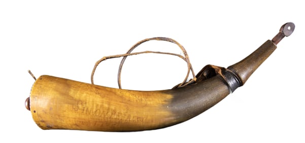 "SIMON PEIRCE" 1795 DATED CARVED POWDER HORN.