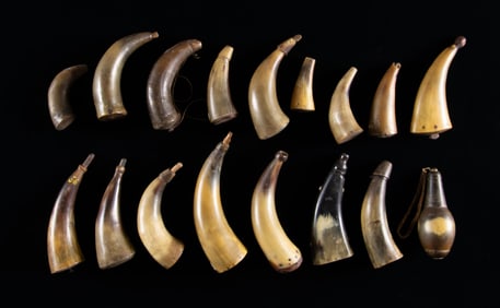 GROUP OF 17 EARLY FLINTLOCK PRIMING HORNS.