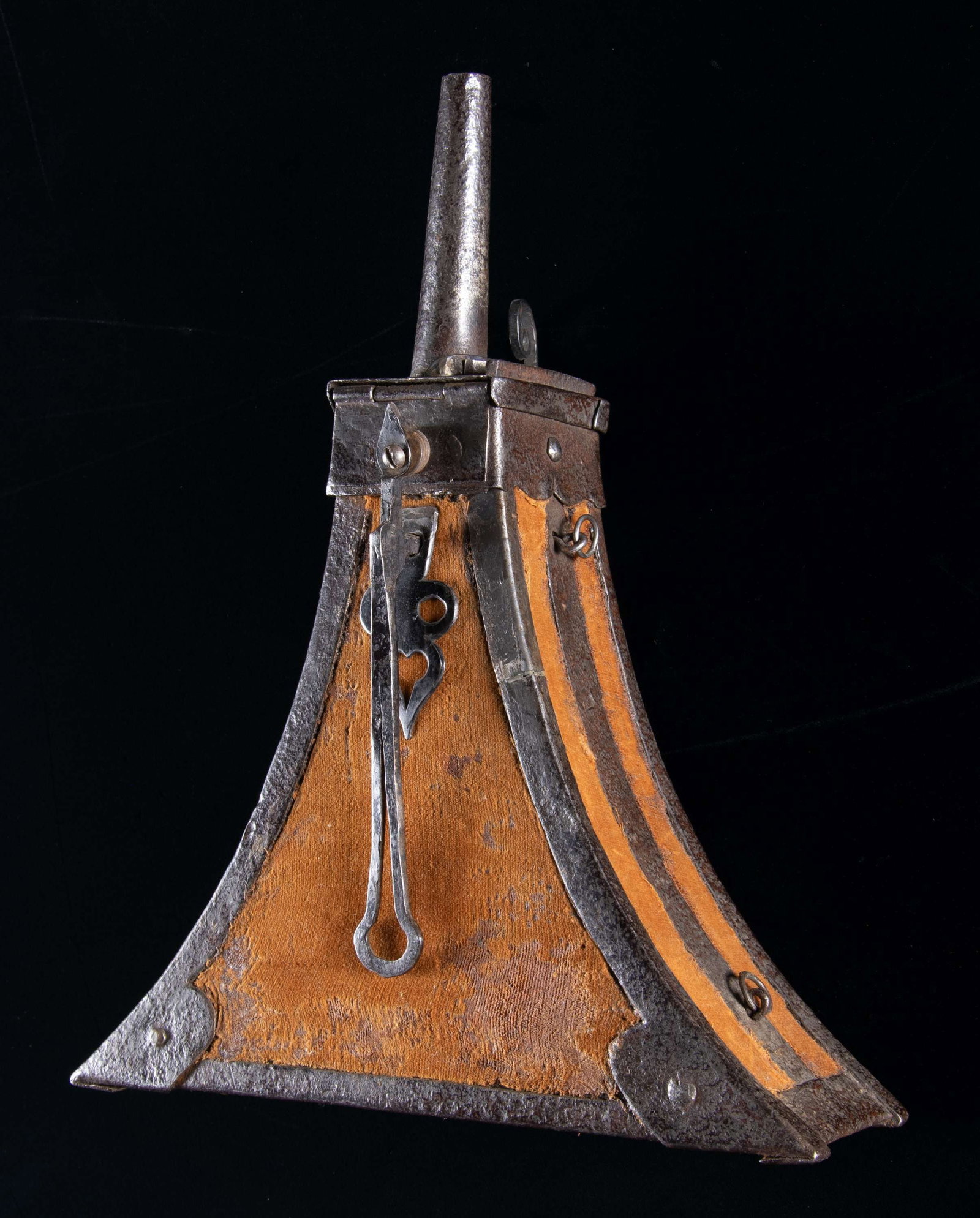 17TH CENTURY ITALIAN MUSKETEER'S TRIANGULAR POWDER: HORN. 10.5x8x2.5" iron bound cloth covered wood frame. CONDITION: good, powder release flange is restored, heavy iron patina. (02-25344/JS). NON-GUN. $500-800.