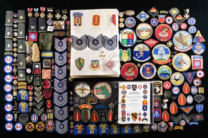 LARGE LOT OF US MILITARY PATCHES, INSIGNIA & MORE.