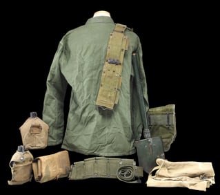 INTERESTING GROUPING OF 20TH CENTURY MILITARIA.