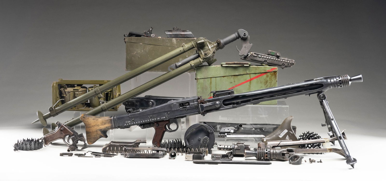 WELL ACCESSORIZED MG-42 GPMG DISPLAY GUN / PARTS (1 of 3)
