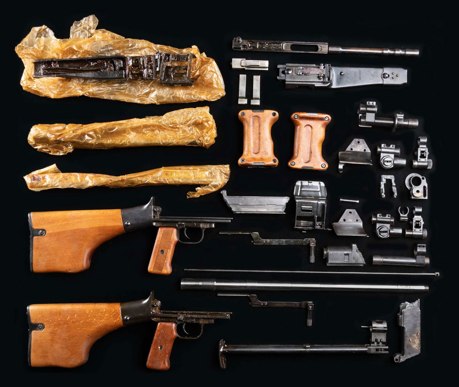 HIGHLY DESIRABLE POLISH RPD MACHINE GUN PARTS KIT.: Polish RPD parts kit mfg. in Poland at the Radom arsenal. Parts kit consists of: 1) x2 receiver cover assemblies marked with Radom's "11" within an oval insignia (x1 dated "1960", x1 dated "1961)