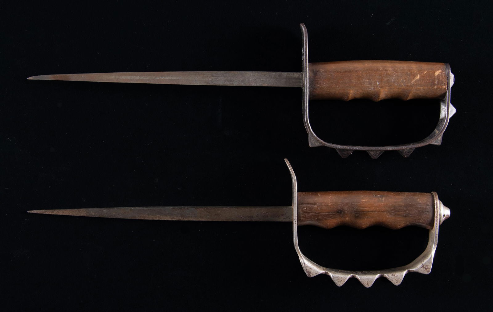 TWO DESIRABLE U.S. WWI MODEL 1917-18 TRENCH KNIVES (1 of 4)