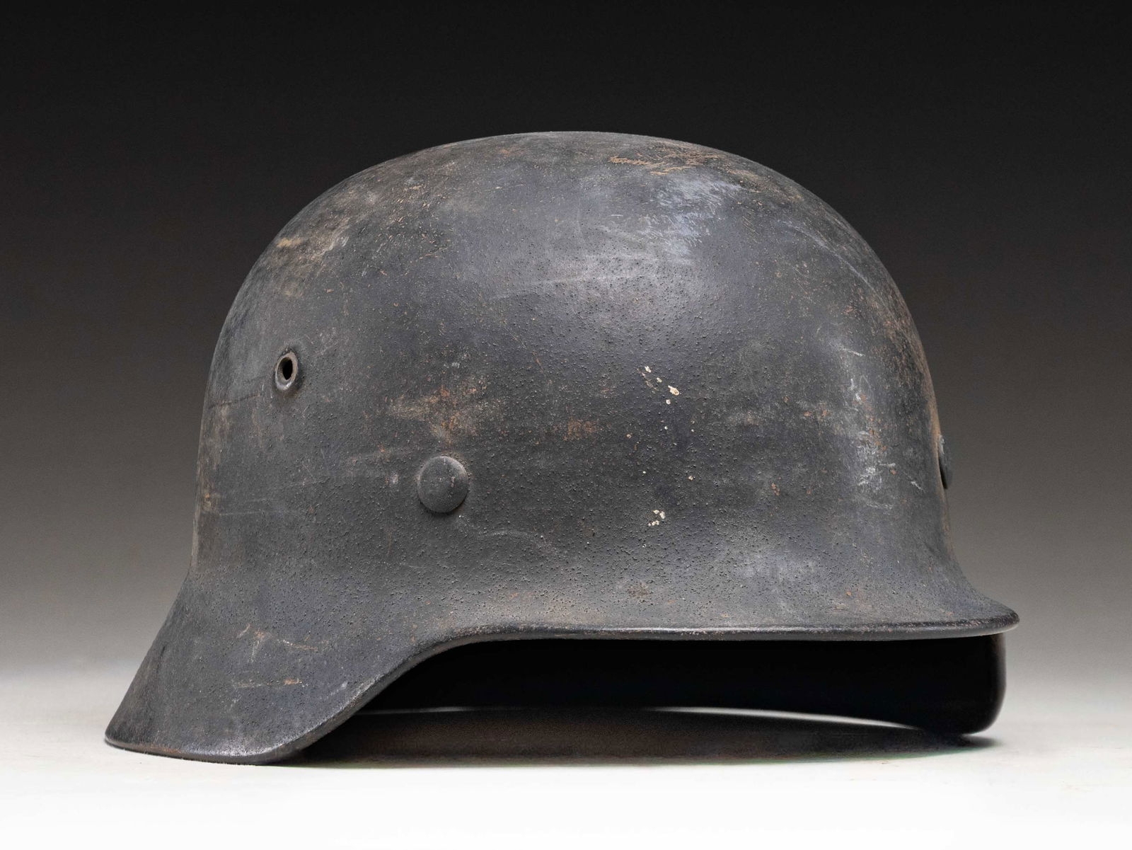 WWII GERMAN LUFTWAFFE M40 SINGLE DECAL HELMET.: A good example of a WWII German single decal M1940 Luftwaffe helmet with a dark gray painted finish and a Luftwaffe eagle decal on the left side. The inside rear is stamped " 355 " and the left inside