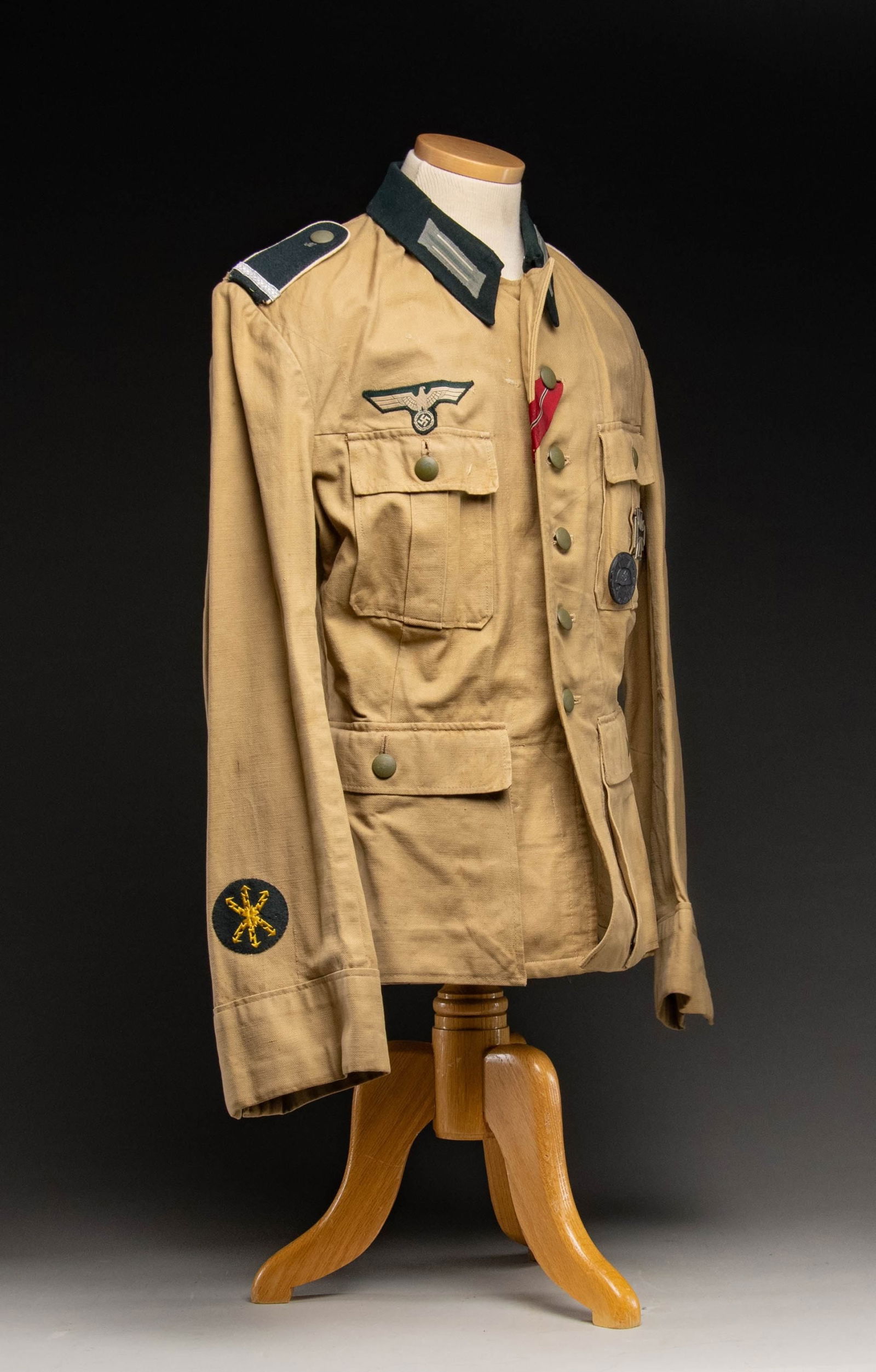 WWII GERMAN TROPICAL KHAKI INFANTRY TUNIC FOR AN: OFFICER CANDIDATE.A cotton khaki tunic with a dark green/black collar and flat sewn on collar tabs. The dark green/black shoulder straps are enlisted bordered in white with a silver bullion tape at th