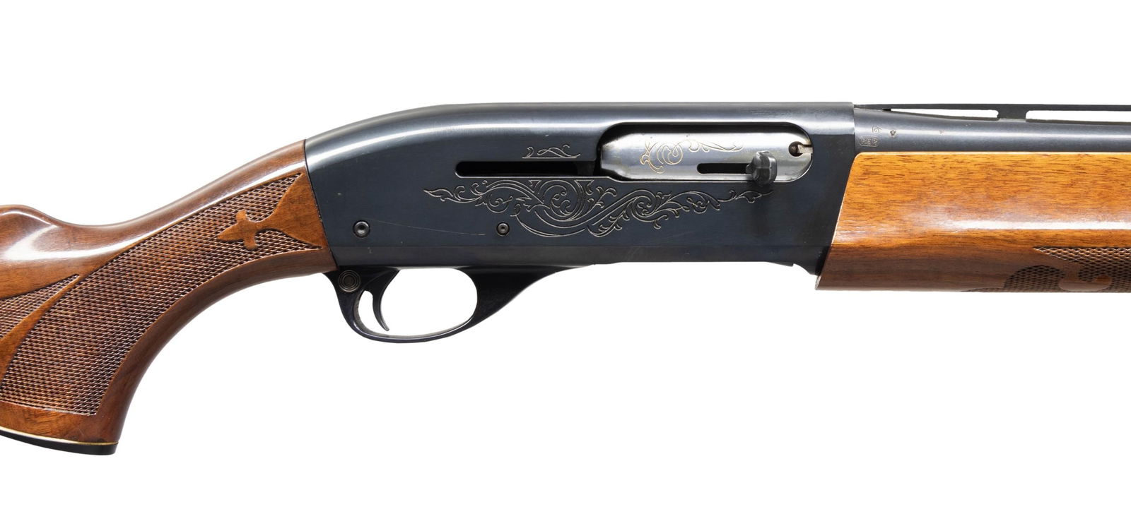 REMINGTON 1100 SEMI AUTO SHOTGUN.: Cal. 20 Ga. 2 3/4". S# M152691X. Bbl. 27 3/4" choked mod with VR. Silver bead front sight. Blued finish. Checkered walnut pistol grip stock & forend. CONDITION: stock set shows some handling marks, li