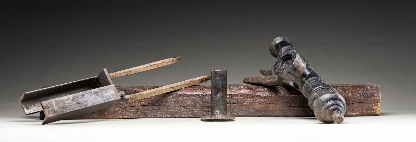 US MARKED MANITWOOC GREY FOUNDRY SWIVEL GUN.: Cast iron cannon made by Manitowoc grey Foundry of Wisconsin. Top of cannon is marked "US" with flaming bomb emblem. Cannon measures about 21" in length & muzzle is about 1" in diameter. Partial