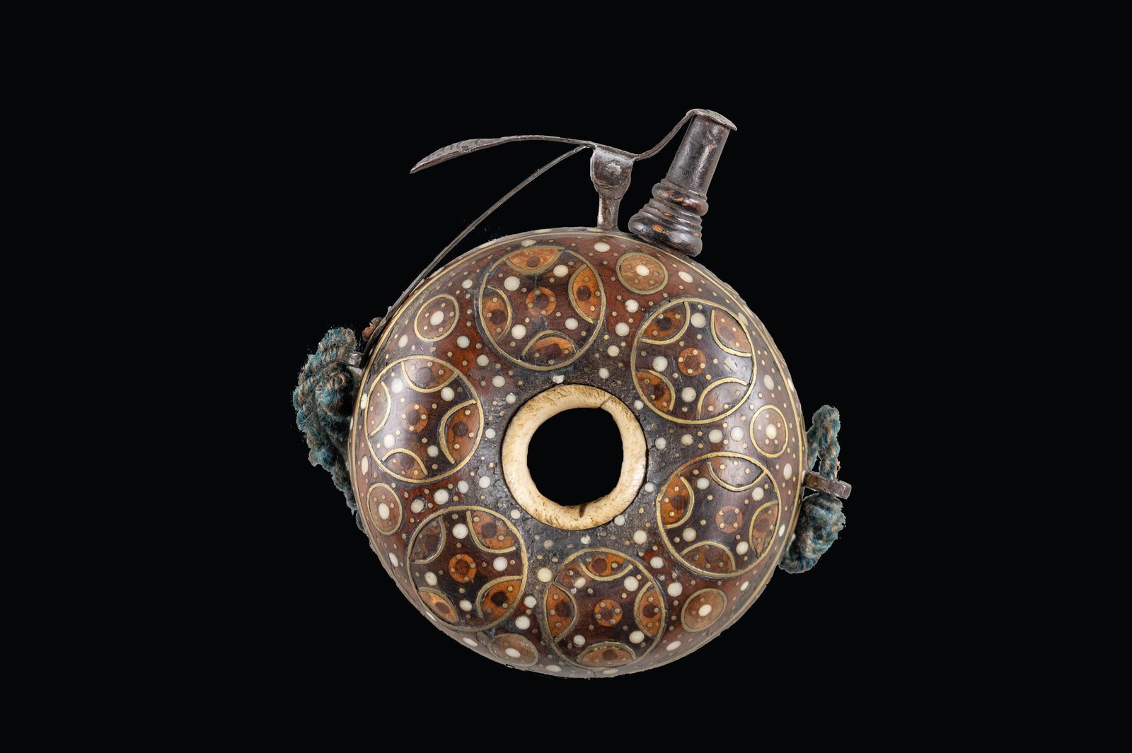 EARLY WHEELLOCK ERA GERMANIC POWDER FLASK. (1 of 2)