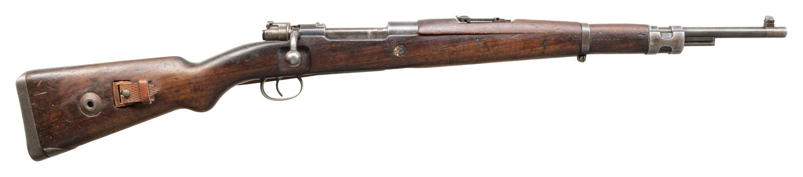 WW2 GERMAN G33/40 MOUNTAIN CARBINE.: Cal. 8mm Mauser. S# 1620b. Bbl. 19 1/4". Blade front sight without hood. Tangent rear sight graduated to 1000m. Bolt body is of the correct type but mismatched. Rear half of bolt appears to be from a