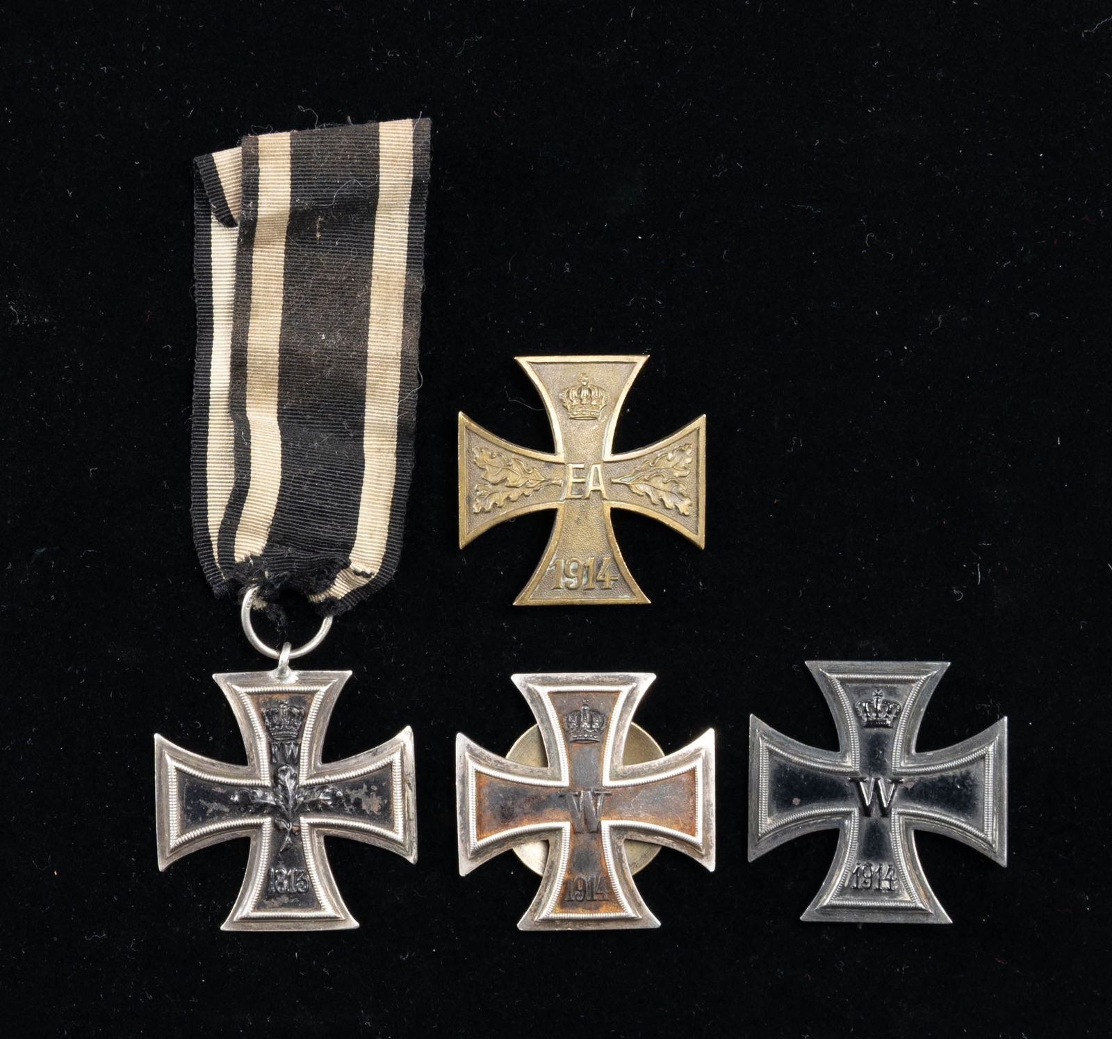 WWI GERMAN IRON CROSSES AND BRUNSWICK CROSS.: This group consists of 1 vaulted WWI 1st class screw back Iron Cross, 1 flat WWI 1st class pin back IUron Cross, 1 WWI 2nd class Iron Cross with ribbon, and 1 WWI Brunswick War Merit cross 1st class.